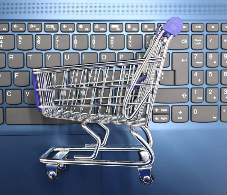 Un espace de travail minimaliste avec deux écrans, un clavier, une souris et un carnet, pensé pour la productivité.